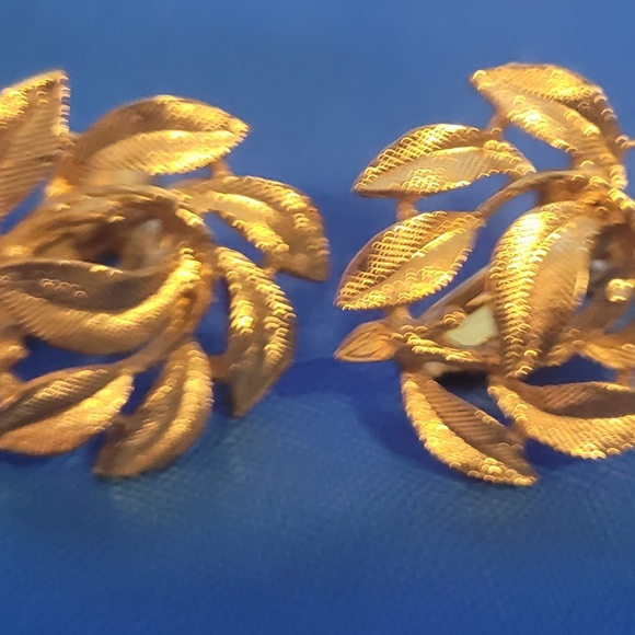 Napier Vintage Clip Earrings - Picture 4 of 4